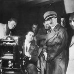 Adolf Hitler tijdens een bezoek aan een filmset. Rechts Joseph Goebbels