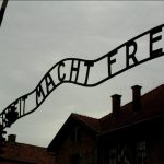 Arbeit Macht Frei - Beruchte tekst boven de toegangspoort van Auschwitz