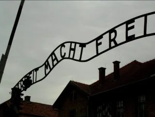 Arbeit Macht Frei - Beruchte tekst boven de toegangspoort van Auschwitz