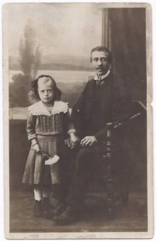 De grootvader van de auteur met diens dochter - Archief Ank Engel