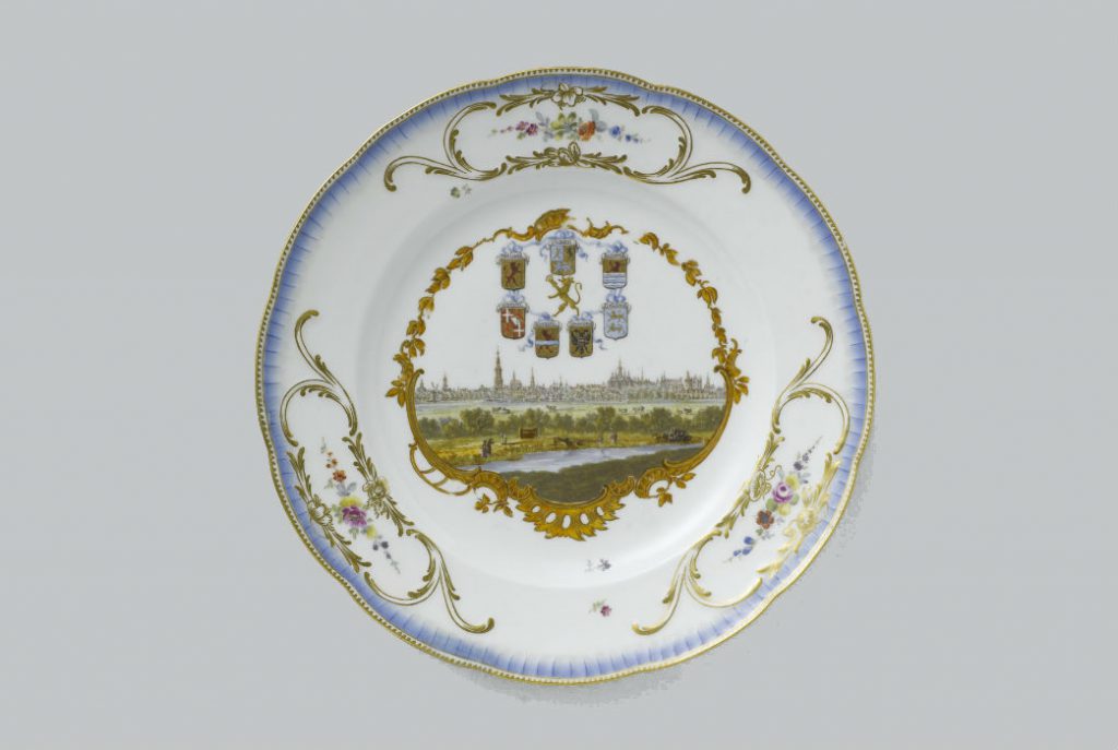 Bord uit het Meisen servies in de collectie van het Rijksmuseum