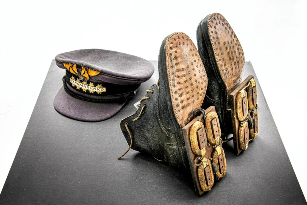 Magnetische schoenen: militaire Oostblok bottines uit zijn moeders schoenwinkel - Foto: Wim Van Eesbeek 