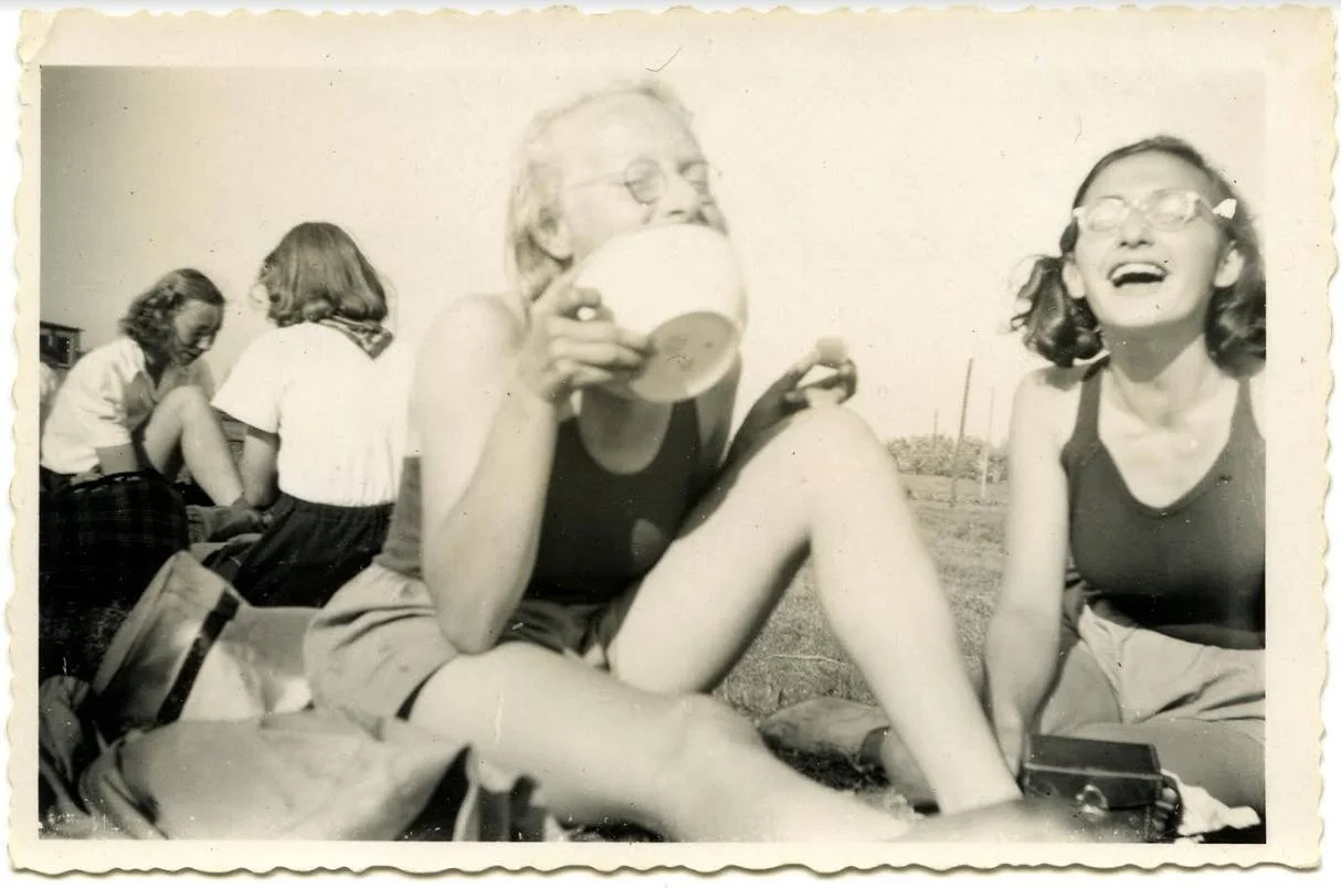 Margot Frank, rechts, met roeigenoten in 1941 (Anne Frank Stichting, fotograaf Roos van Gelder)