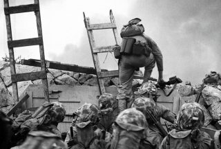 Amerikaanse mariniers in de aanval bij Inchon, Korea, september 1950. CC0 - Bron: Naval Historical Center, Naval History and Heritage Command, photo NH-96876 .