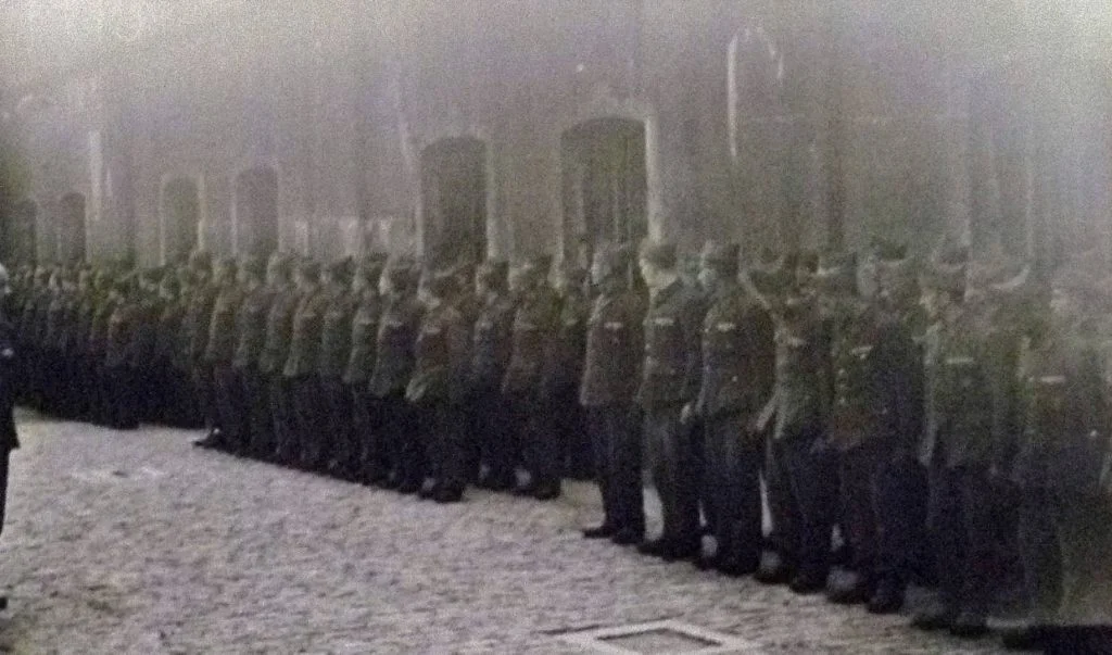 Gevangenen opgesteld voor het appel in het Fort van Breendonk, 13 juni 1941