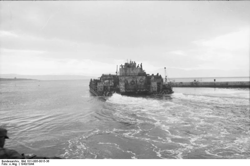 Een Siebelfähre, zoals ook ingezet bij de evacuatie van Kolberg. Deze foto werd gemaakt in Joegoslavië in 1943.