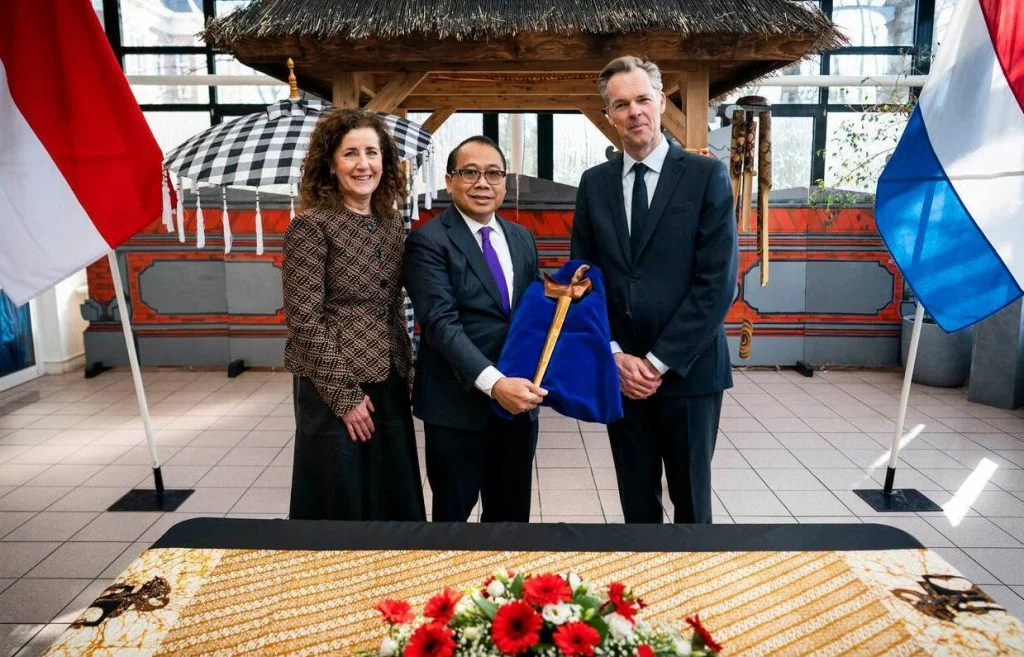 Minister Ingrid van Engelshoven, de Indonesische ambassadeur I Gusti Agung Wesaka Puja en directeur van het Nationaal Museum van Wereldculturen Stijn Schoonderwoerd met de dolk. (Foto: Freek van den Bergh/Ministerie van OCW)