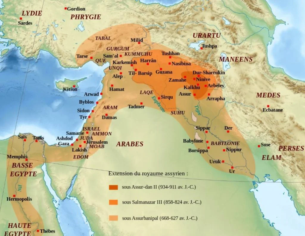 Kaart met de verschillen fases van het Assyrische rijk