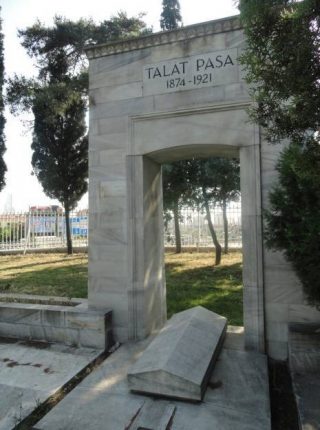 Tombe van Talaat Pasja onder het Monument voor de Vrijheid in Istanboel