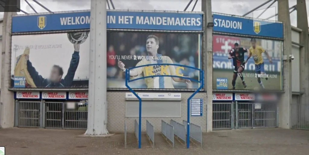 'YOU’LL NEVER WOLLUK ALONE' op billboards bij het stadion van RKC Waalwijk