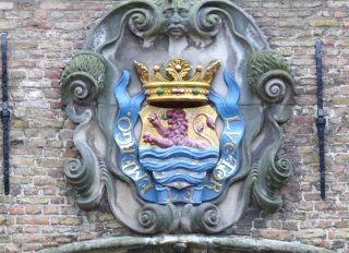 Luctor et emergo - De wapenspreuk op het wapen van Zeeland in Middelburg