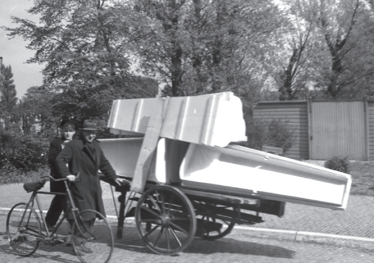 Om het grote aantal doden in de gemeente Delft te kunnen begraven, worden doodskisten van bordkarton ingezet. BeeldbankWO2 / niod (uit: 1945)