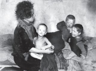Een geschokte inspecteur van de Stichting Volkswoningen maakte in een woning aan het Utrechtse Houtplein deze foto van een alleenstaande moeder met drie kinderen.