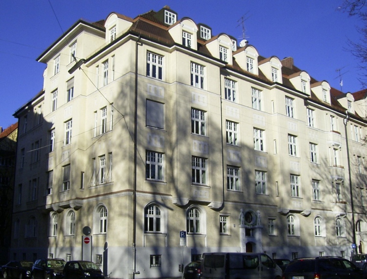 Appartement Eva en zus München: Hier woonden Evan Braun en haar zus voordat Eva haar kleine villa cadeau kreeg. (foto: Cris Smeets)