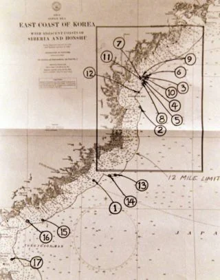 Kaart met 17 locaties waar de USS Pueblo de territoriale wateren van Noord Korea zou zijn binnen gegaan