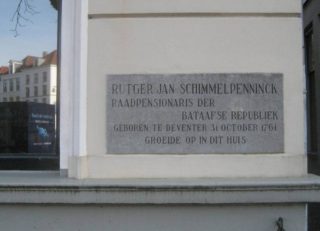 Herinneringssteen in Deventer bij het geboortehuis van Rutger Jan Schimmelpenninck om Deventer