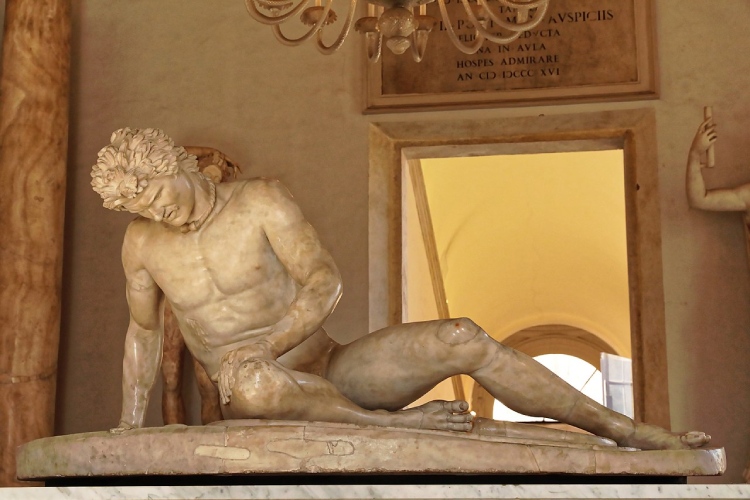 Dit beroemde standbeeld, bekend als ‘De stervende Galliër’, verbeeldt in werkelijkheid een Galaat. Het beeld werd vervaardigd ter viering van de overwinningen van Attalus I, leider van Pergamon, op de Galaten in de jaren rond 230 v.Chr. (CC BY-SA 4.0 – Burkhard Mücke – wiki)