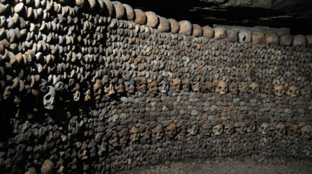 Knekelwand in de catacomben van Parijs 