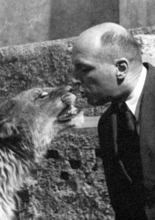 Jan Żabiński met een leeuw