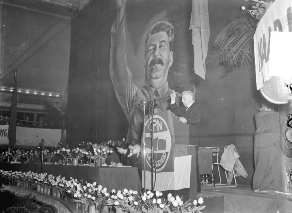 Paul de Groot spreekt op CPN-congres, 26 februari 1950