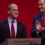 Diederik Samsom na zijn afscheidstoespraak op het PvdA verkiezingscongres van 2017. Naast hem de nieuwe partijleider Lodewijk Asscher.
