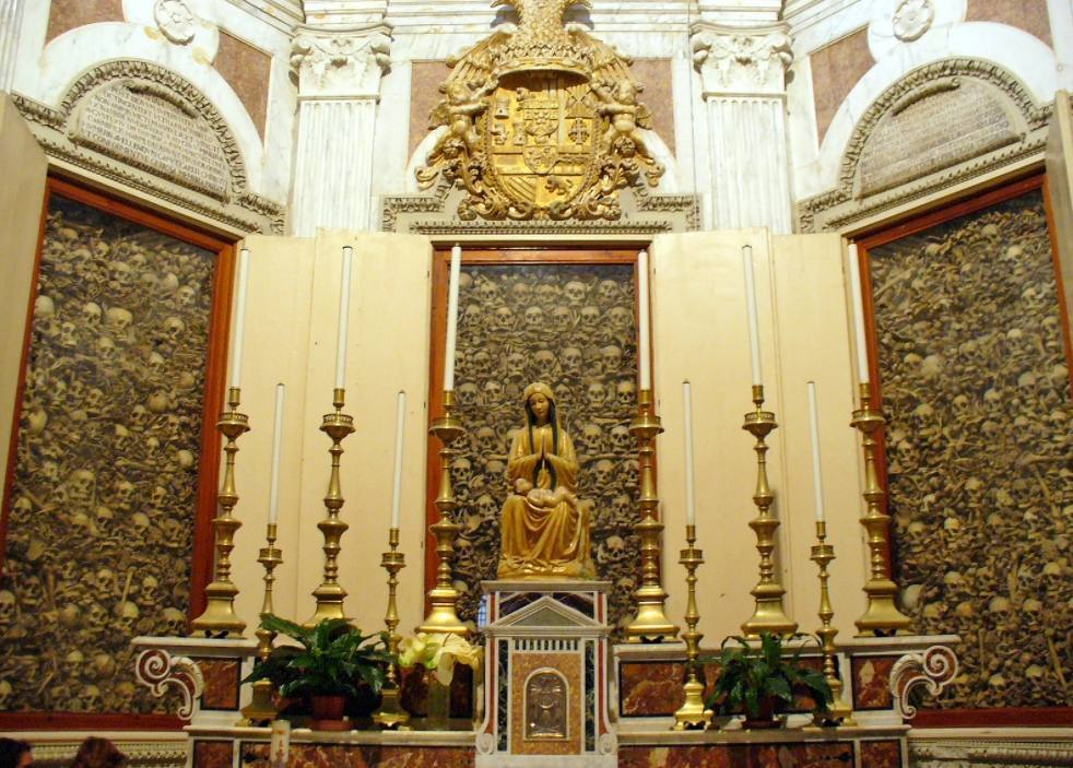Kapel in de kathedraal van Otranto met de gebeenten van martelaren die zijn gedood door de Ottomanen.