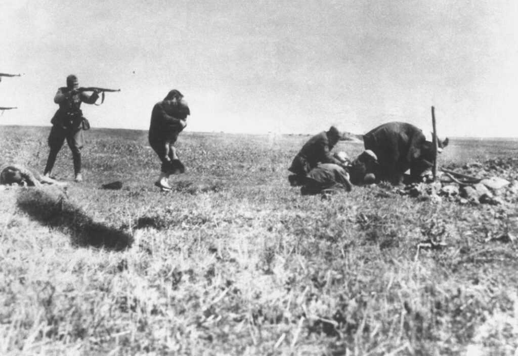 Joden worden vermoord door leden van een Einsatzgruppe nabij Ivangorod in Oekraïne. 