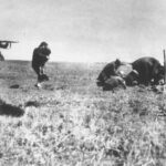 Joden worden vermoord door leden van een Einsatzgruppe nabij Ivangorod in Oekraïne.