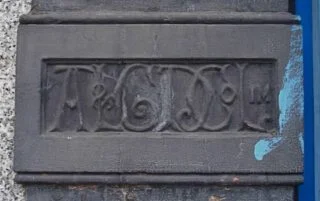 Insigne van de Artizans, Labourers & General Dwellings Company op een pand in Londen