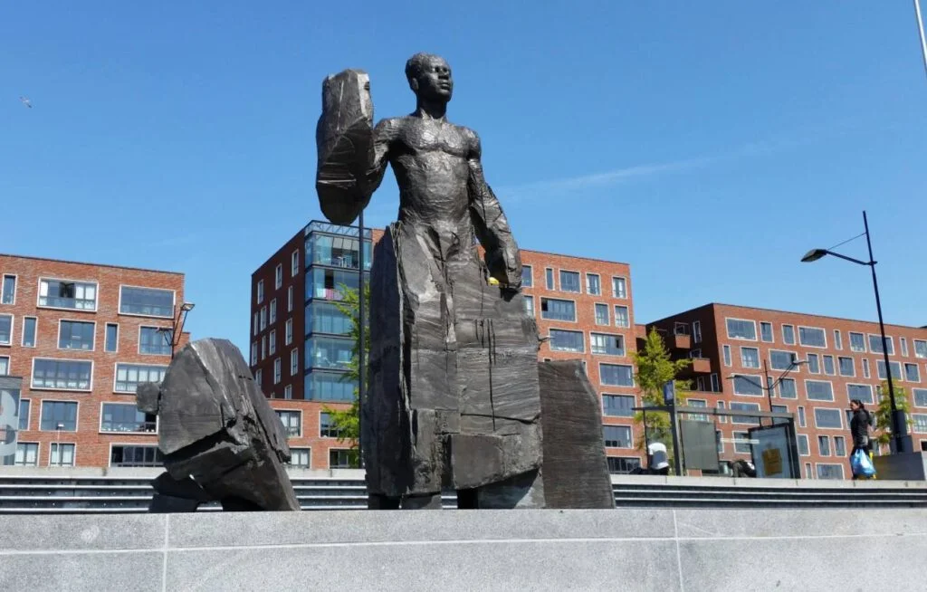 Impressie van het Monument voor Anton de Kom, Anton de Komplein in Amsterdam Zuidoost