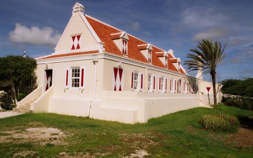 Hoofdgebouw van een voormalig plantagegebouw op Curaçao
