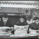 Italiaanse gastarbeiders in Twente lezen Nederlandse kranten