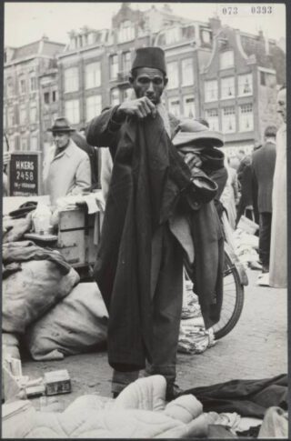 Gastarbeider op het Waterlooplein in Amsterdam, 1954