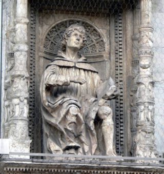 Beeld van Plinius de Oudere in Como