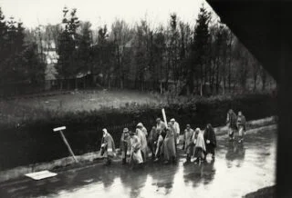 Gevangenen van Dachau tijdens een Dodenmars, 28 april 1945