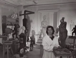 Germaine Richier in haar atelier in Zürich, 1944