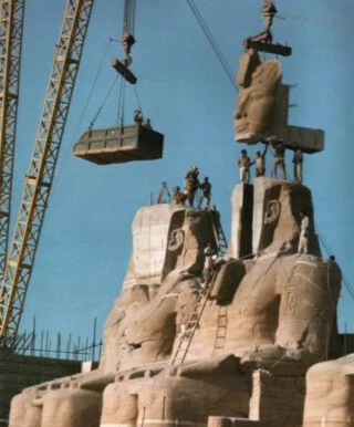 Aboe Simbel - Het beeld van Ramses de Grote wordt opnieuw in elkaar gezet na de verhuizing in 1967