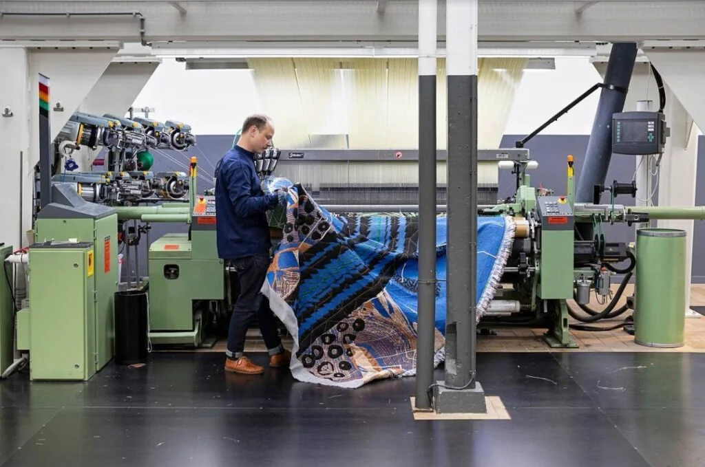 Kustaa Saksi aan het werk in het TextielLab