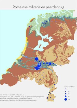 De verspreiding van Romeinse militaria en paardentuig (blauwe stippen) over Nederland. De kleuren geven de landschapstypen aan rond 100 na Chr. 
