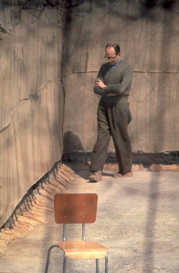 Adolf Eichmann wandelend in de binnenplaats van de Ayalongevangenis in Israël, 1961