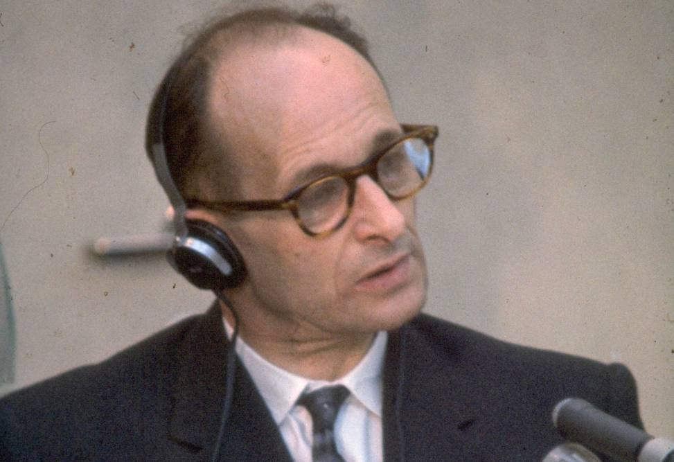 Adolf Eichmann tijdens zijn proces in Jeruzalem in 1961