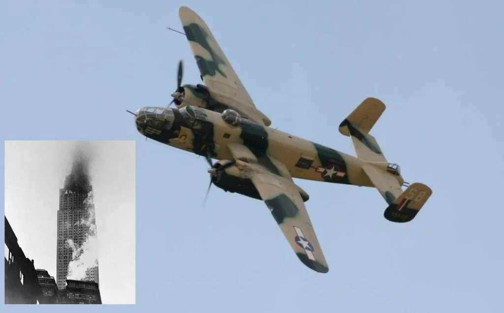 B-25 Mitchell-bommenwerper en de brandende wolkenkrabber na de crash.