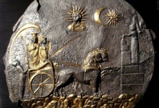 Kybele in een door leeuwen voortgetrokken strijdwagen - Tweede eeuw voor Christus