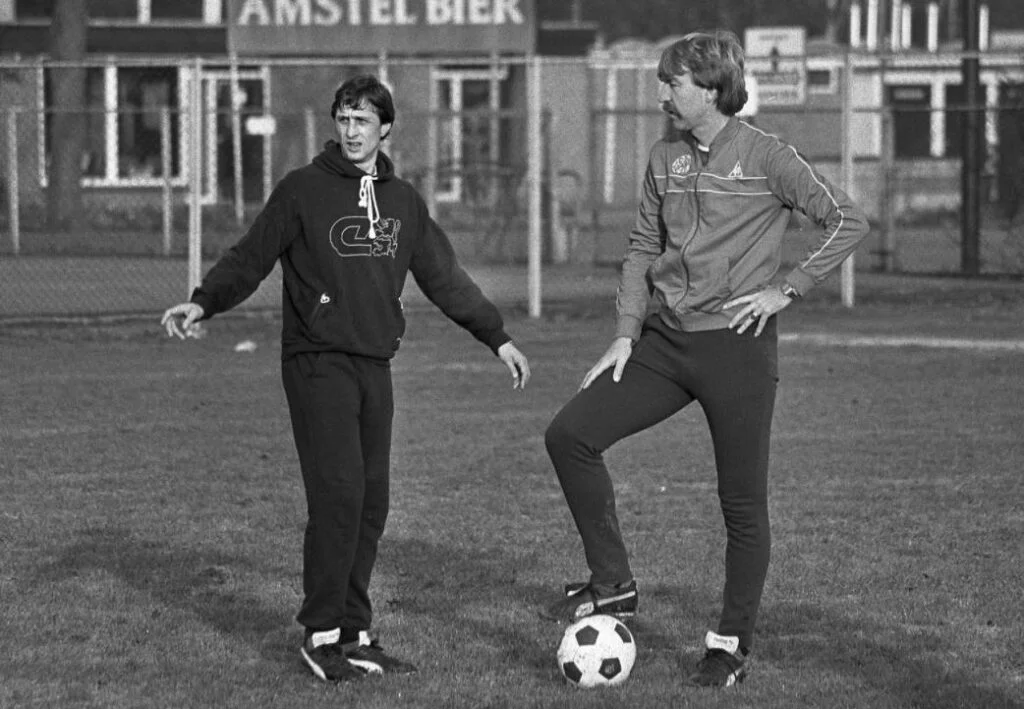 Aad de Mos naast Johan Cruijff tijdens een training van Ajax