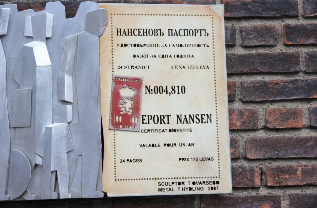 Plaquette ter herinnering aan het Nansenpaspoort