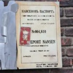 Plaquette ter herinnering aan het Nansenpaspoort