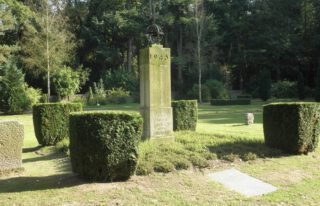 Gedenkteken boven het massagraf in Demmin, waar de doden werden begraven van de zelfmoordgolf in april/mei 1945.
