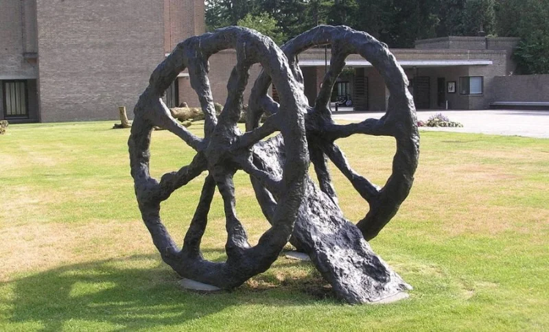 'Feldzug', kunstwerk van Armando te zien bij de begraafplaats Rusthof in Leusden
