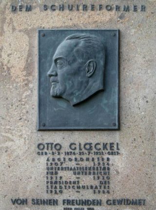Plaquette ter herinnering aan de Oostenrijkse schoolhervormer Otto Glöckel 
