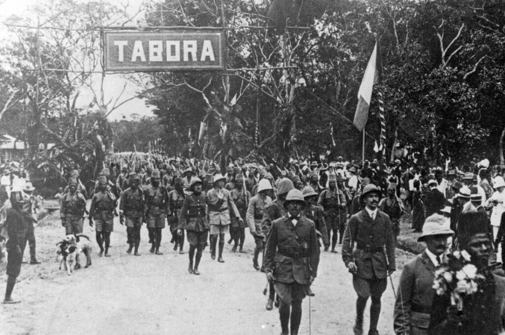 Belgische troepen met Belgische vlag, tijdens hun intrede in Tabora, 19 september 1916